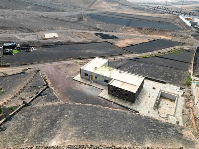 3 soveværelse Villa til salg i Uga, Yaiza med swimmingpool garage - € 359.000 (Ref: 9191723)