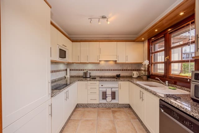 3 slaapkamer Rijtjeshuis te koop in Playa Blanca, Yaiza met zwembad garage - € 429.000 (Ref: 9191724)