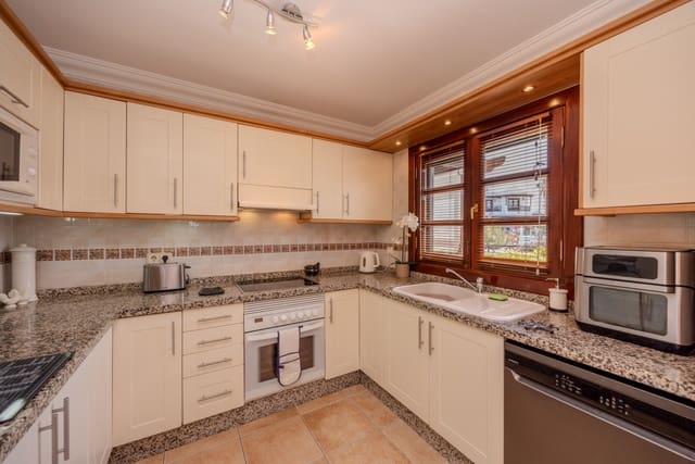 3 slaapkamer Rijtjeshuis te koop in Playa Blanca, Yaiza met zwembad garage - € 429.000 (Ref: 9191724)