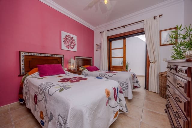 3 slaapkamer Rijtjeshuis te koop in Playa Blanca, Yaiza met zwembad garage - € 429.000 (Ref: 9191724)