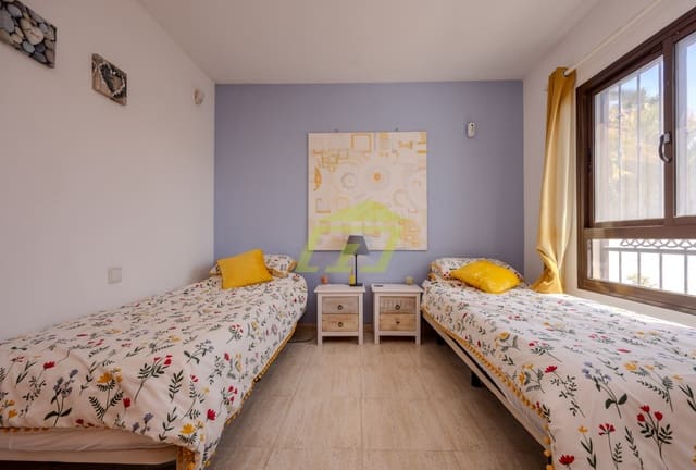 2 slaapkamer Halfvrijstaande villa te koop in Playa Blanca, Yaiza - € 390.000 (Ref: 9193162)