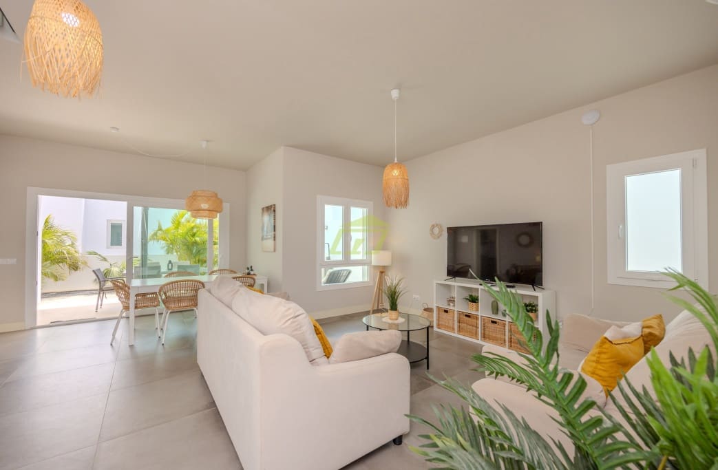 3 soveværelse Villa til salg i Costa Teguise med garage - € 598.000 (Ref: 9200873)