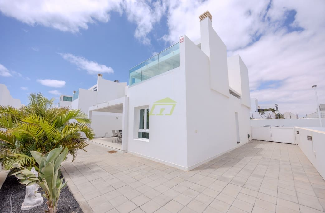 3 soveværelse Villa til salg i Costa Teguise med garage - € 598.000 (Ref: 9200873)