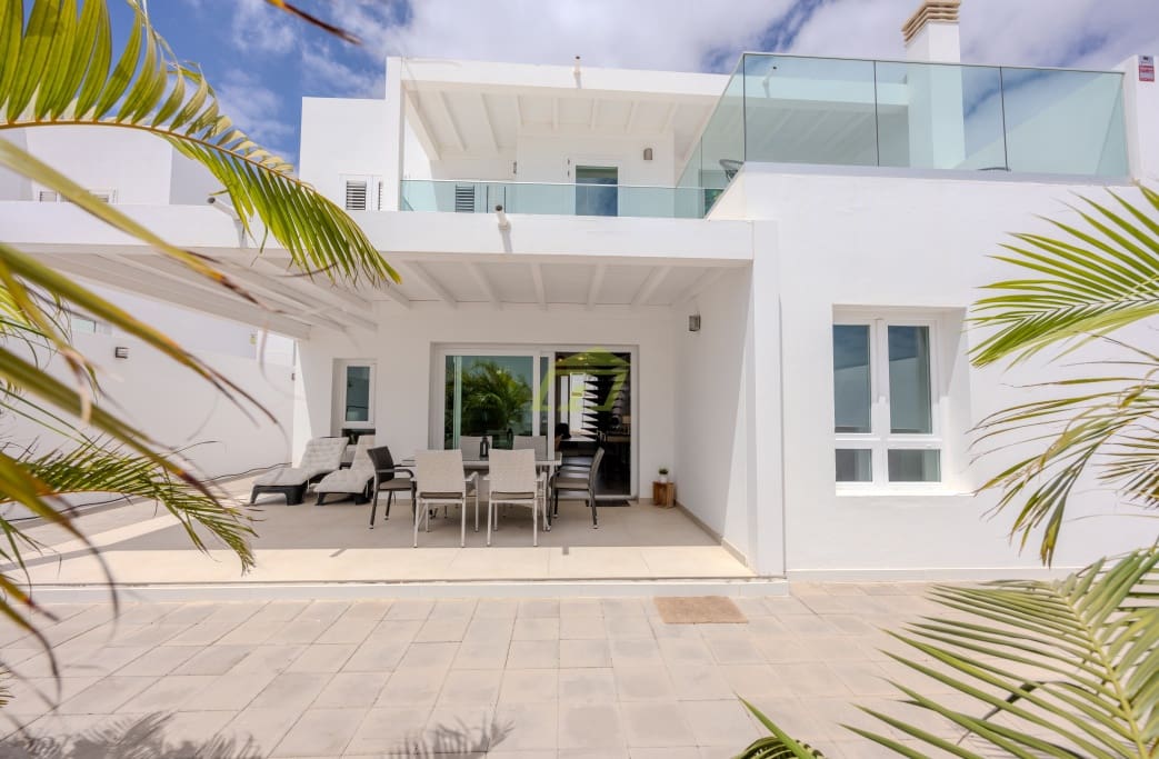 3 soveværelse Villa til salg i Costa Teguise med garage - € 598.000 (Ref: 9200873)