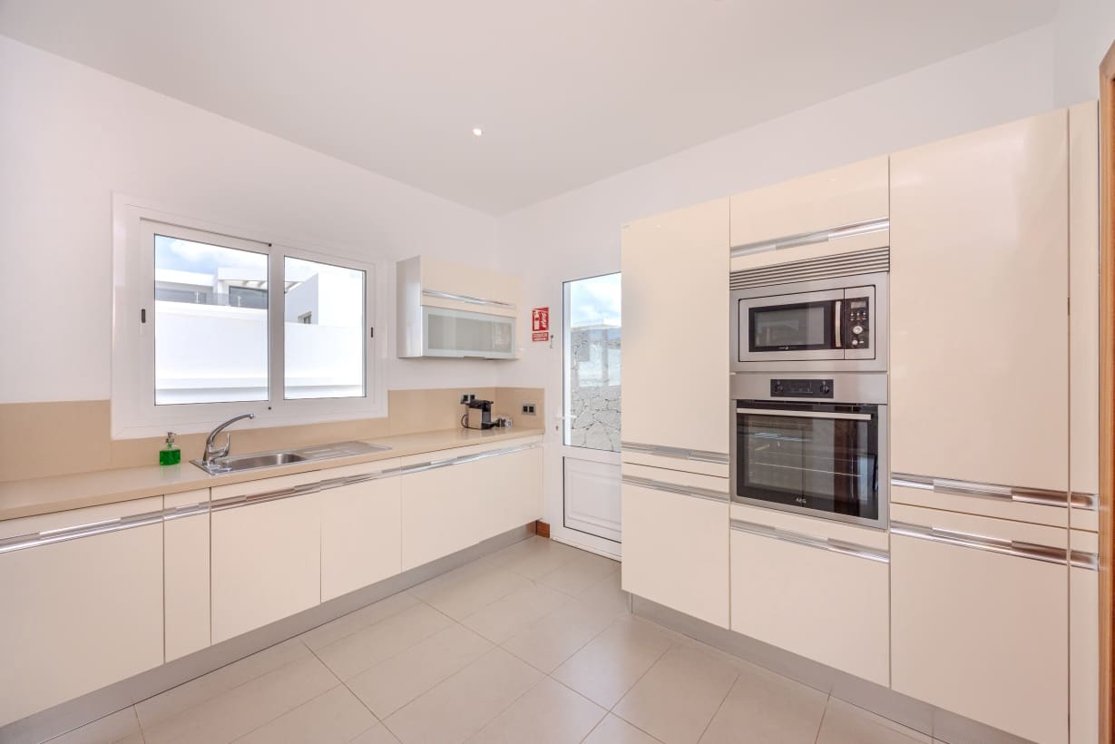 5 soverom Villa til salgs i Puerto Calero med svømmebasseng garasje - € 1 450 000 (Ref: 9301932)