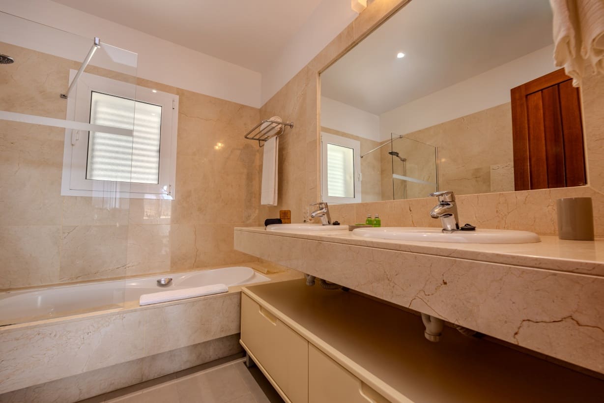 5 soverom Villa til salgs i Puerto Calero med svømmebasseng garasje - € 1 450 000 (Ref: 9301932)