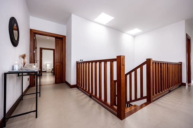 5 soverom Villa til salgs i Puerto Calero, Yaiza med svømmebasseng garasje - € 1 450 000 (Ref: 9301932)