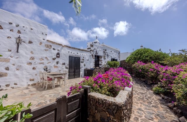 5 bedroom Finca/Country House for sale in Tiagua, Teguise with pool garage - € 895,000 (Ref: 9379974)