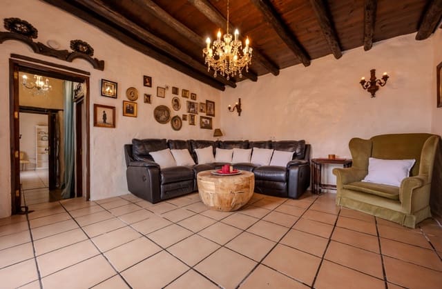 5 bedroom Finca/Country House for sale in Tiagua, Teguise with pool garage - € 895,000 (Ref: 9379974)