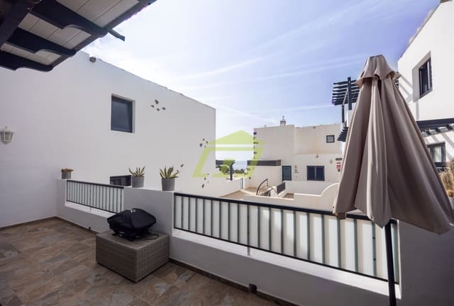 3 slaapkamer Rijtjeshuis te koop in Playa Blanca, Yaiza met zwembad garage - € 475.000 (Ref: 9388638)