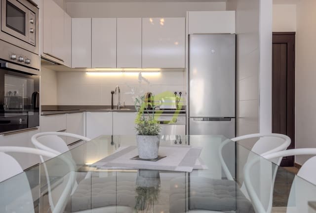 3 slaapkamer Rijtjeshuis te koop in Playa Blanca, Yaiza met zwembad garage - € 475.000 (Ref: 9388638)