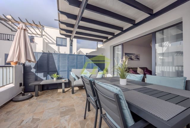 3 slaapkamer Rijtjeshuis te koop in Playa Blanca, Yaiza met zwembad garage - € 475.000 (Ref: 9388638)