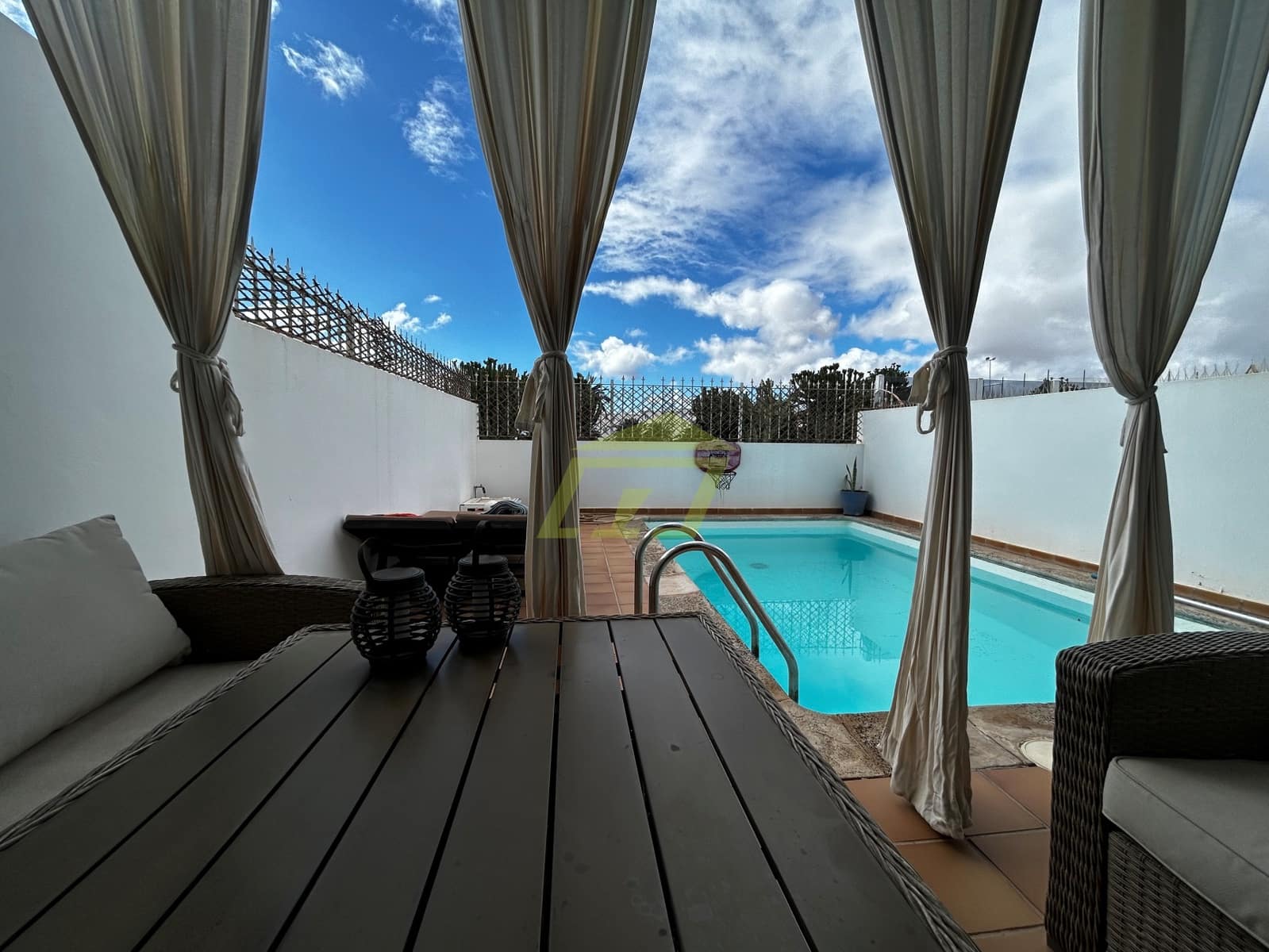 3 soveværelse Villa til salg i Costa Teguise med swimmingpool - € 469.000 (Ref: 9410060)
