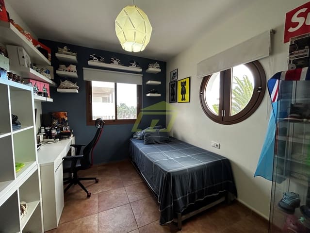 3 soveværelse Villa til salg i Costa Teguise, Teguise med swimmingpool - € 469.000 (Ref: 9410060)