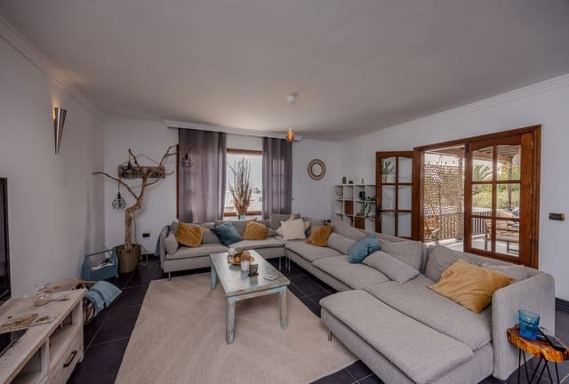 5 soverom Villa til salgs i Costa Teguise, Teguise med svømmebasseng garasje - € 785 000 (Ref: 9432494)