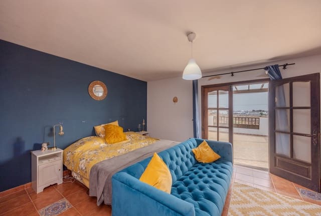 5 soverom Villa til salgs i Costa Teguise, Teguise med svømmebasseng garasje - € 785 000 (Ref: 9432494)