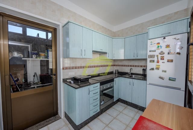 3 makuuhuone Paritalo myytävänä paikassa Playa Blanca, Yaiza mukana uima-altaan 
autotalli - 565 000 € (Ref: 9436199)