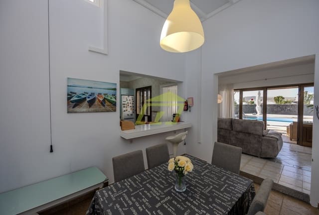 3 makuuhuone Paritalo myytävänä paikassa Playa Blanca, Yaiza mukana uima-altaan 
autotalli - 565 000 € (Ref: 9436199)