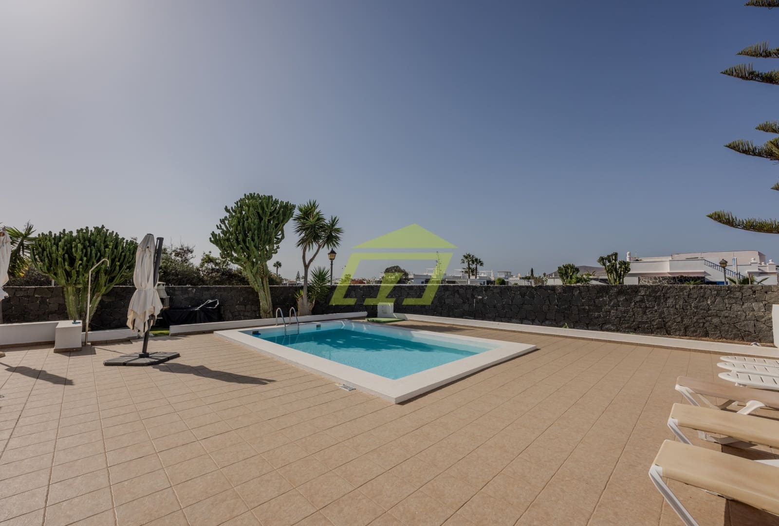 3 slaapkamer Halfvrijstaande villa te koop in Playa Blanca met zwembad garage - € 565.000 (Ref: 9436199)