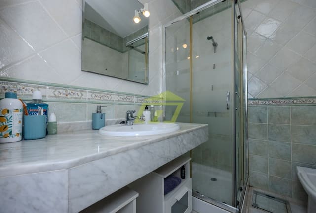 3 makuuhuone Paritalo myytävänä paikassa Playa Blanca, Yaiza mukana uima-altaan 
autotalli - 565 000 € (Ref: 9436199)