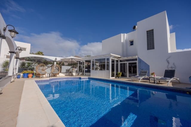 Chalet de 5 habitaciones en Tías en venta con piscina - 830.000 € (Ref: 9458444)