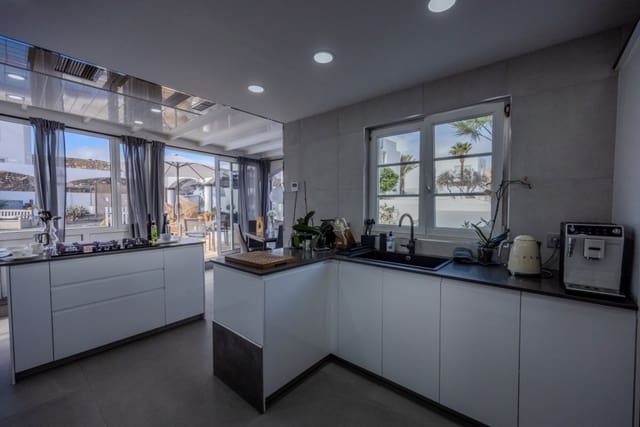 Chalet de 5 habitaciones en Tías en venta con piscina - 830.000 € (Ref: 9458444)