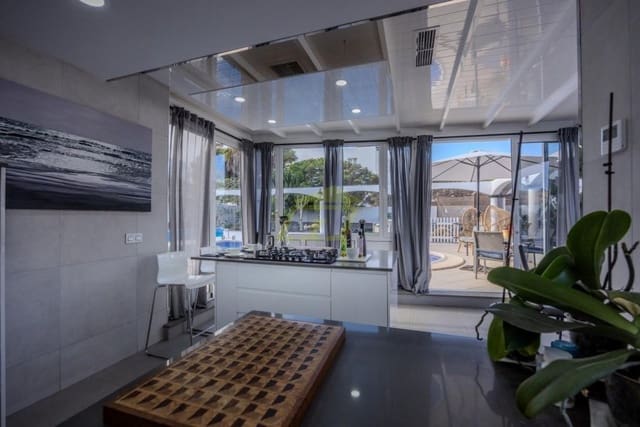 Chalet de 5 habitaciones en Tías en venta con piscina - 830.000 € (Ref: 9458444)