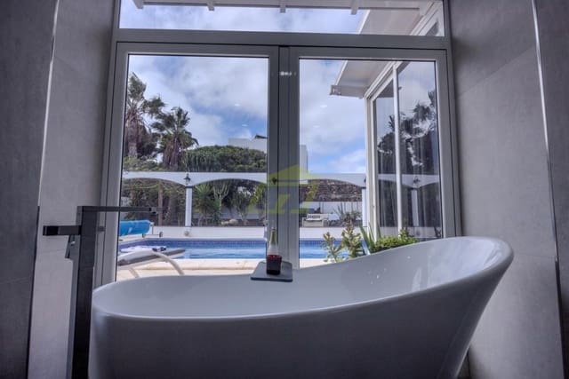 Chalet de 5 habitaciones en Tías en venta con piscina - 830.000 € (Ref: 9458444)