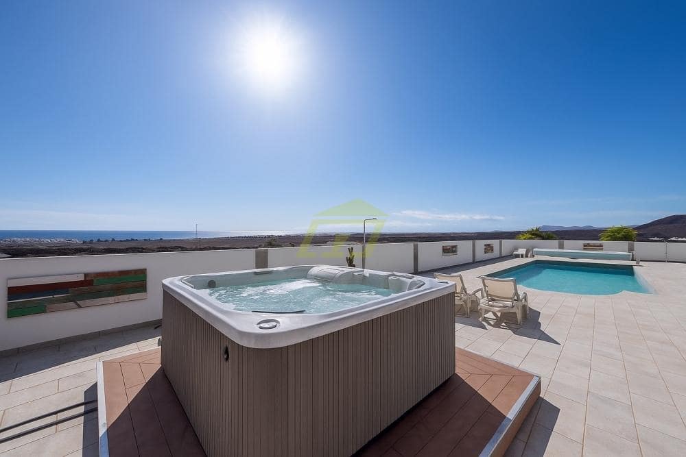 6 chambre Villa/Maison à vendre à Puerto del Carmen avec piscine - 1 200 000 € (Ref: 9458446)