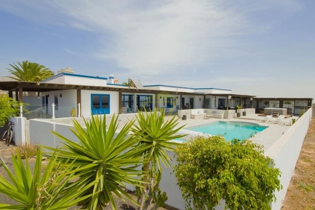 6 bedroom Villa for sale in Puerto del Carmen, Tías with pool - € 1,200,000 (Ref: 9458446)