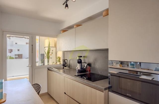 4 bedroom Villa for sale in Costa Teguise, Teguise - € 395,000 (Ref: 9458453)