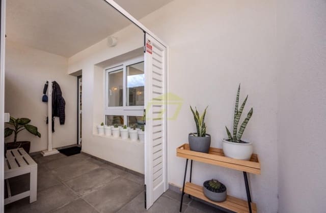 4 bedroom Villa for sale in Costa Teguise, Teguise - € 395,000 (Ref: 9458453)