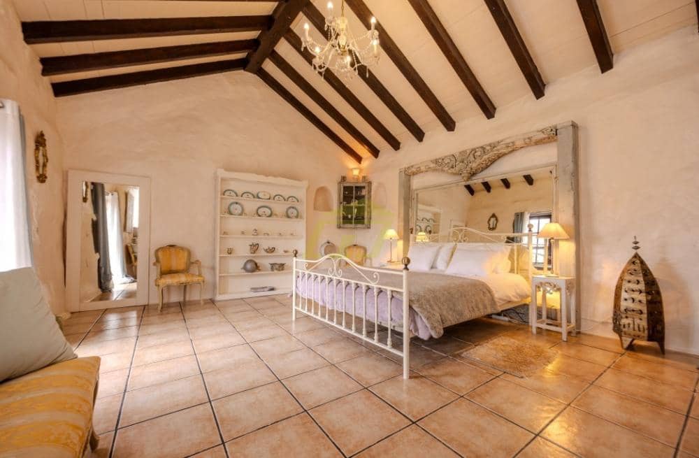 5 bedroom Villa for sale in Teguise with pool - € 895,000 (Ref: 9458457)