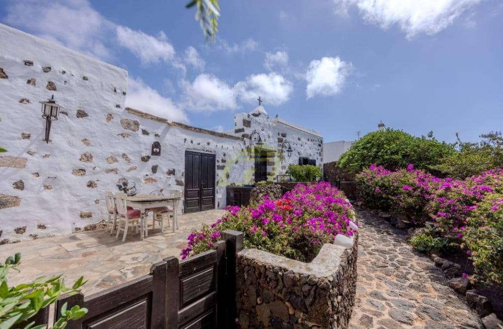 5 bedroom Villa for sale in Teguise with pool - € 895,000 (Ref: 9458457)