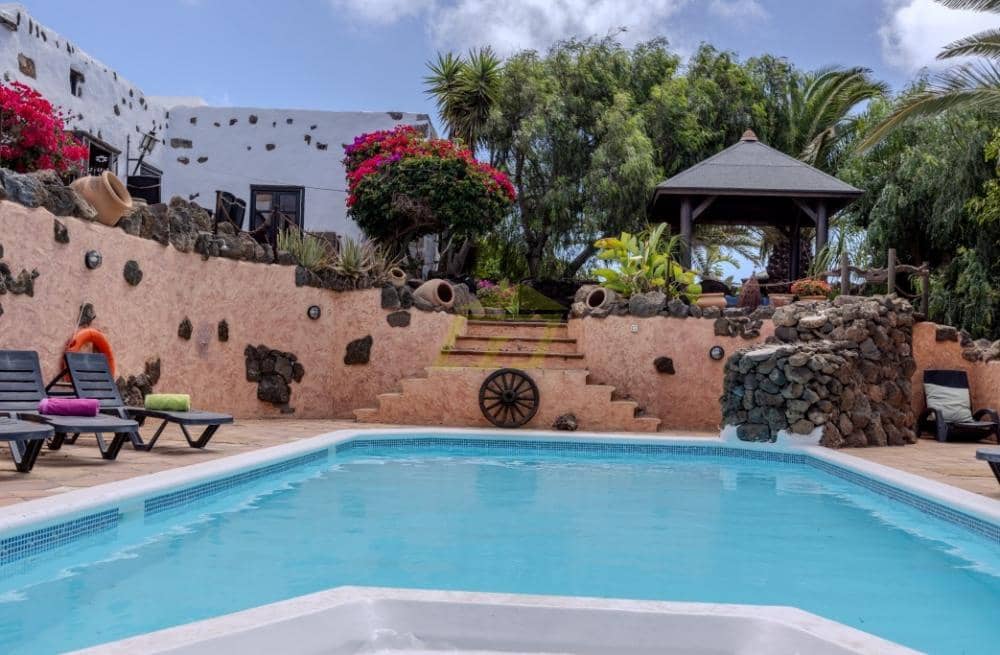 5 bedroom Villa for sale in Teguise with pool - € 895,000 (Ref: 9458457)