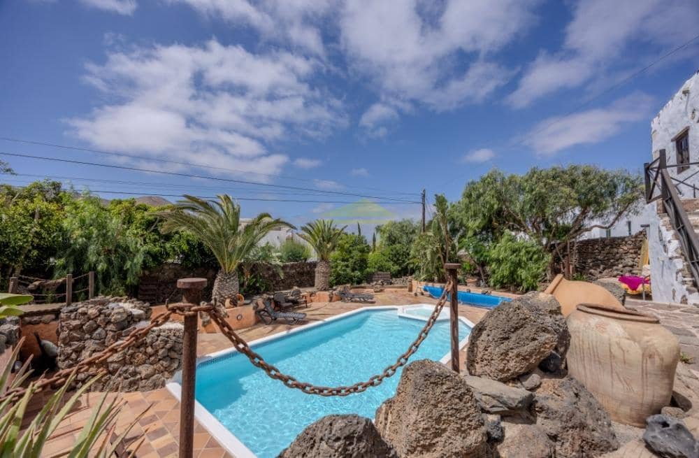 5 bedroom Villa for sale in Teguise with pool - € 895,000 (Ref: 9458457)