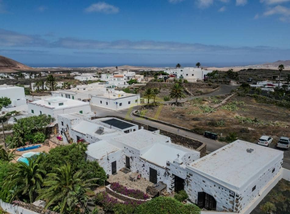 5 bedroom Villa for sale in Teguise with pool - € 895,000 (Ref: 9458457)