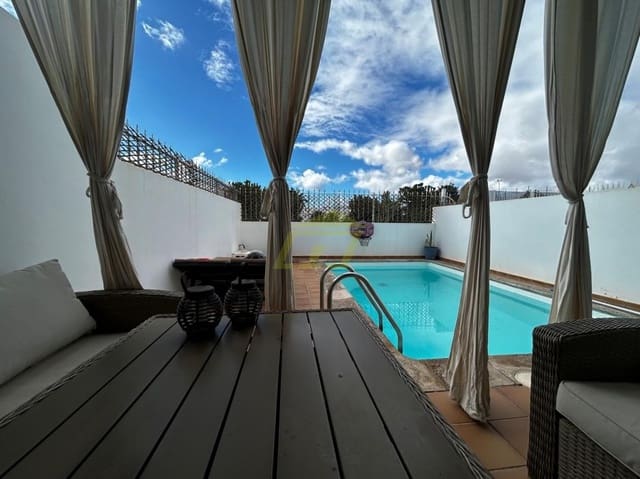 3 bedroom Villa for sale in Costa Teguise, Teguise with pool - € 469,000 (Ref: 9458460)