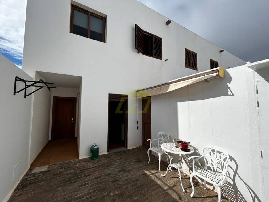 3 sypialnia Willa na sprzedaż w Costa Teguise z basenem - 469 000 € (Ref: 9458460)