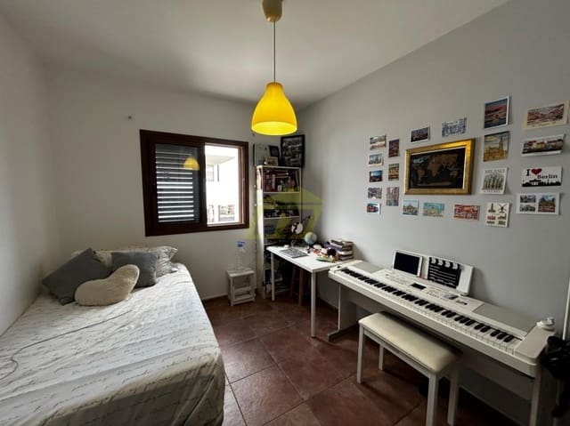 3 bedroom Villa for sale in Costa Teguise, Teguise with pool - € 469,000 (Ref: 9458460)