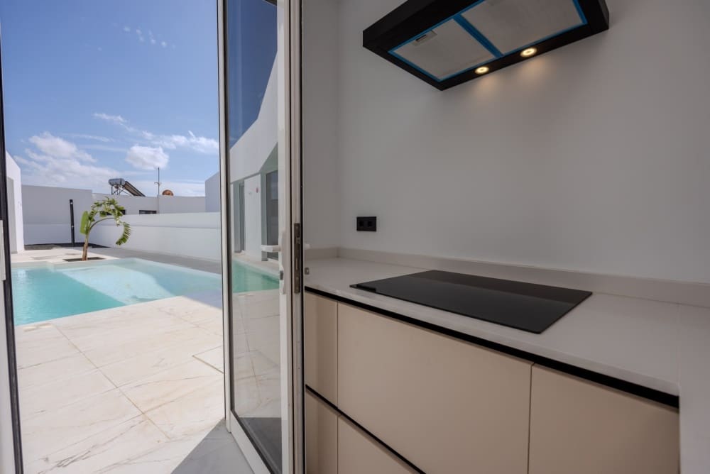 Chalet de 3 habitaciones en Charco del Palo en venta con piscina - 500.000 € (Ref: 9458461)