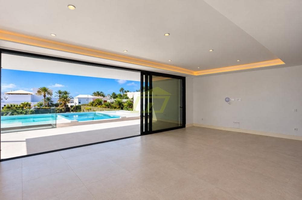 6 bedroom Villa for sale in Puerto Calero with pool garage - € 2,600,000 (Ref: 9458462)