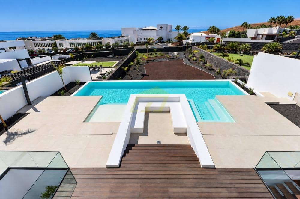 6 bedroom Villa for sale in Puerto Calero with pool garage - € 2,600,000 (Ref: 9458462)