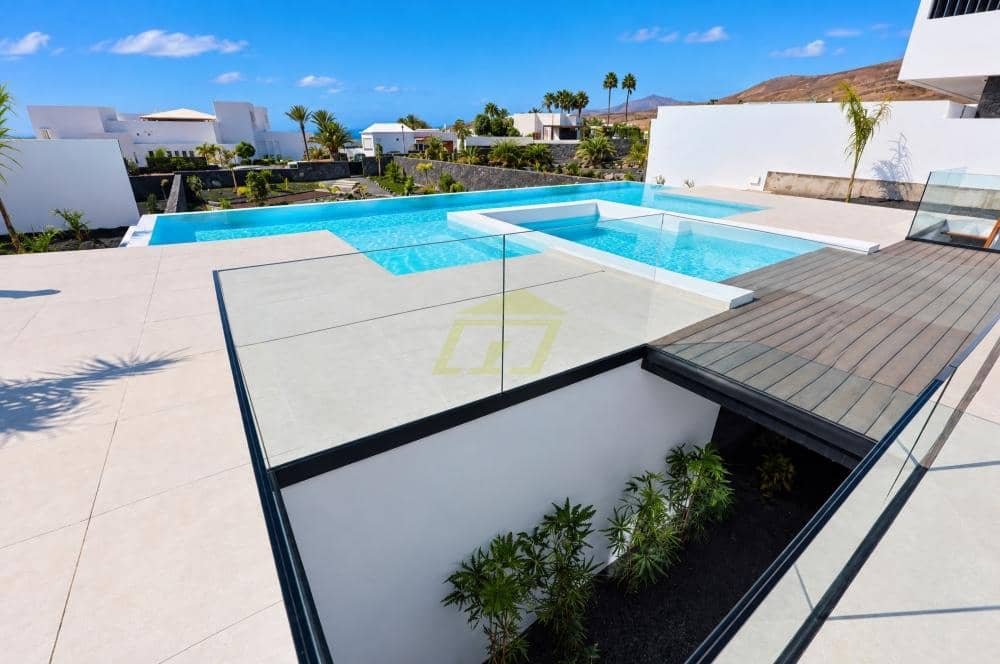 6 bedroom Villa for sale in Puerto Calero with pool garage - € 2,600,000 (Ref: 9458462)