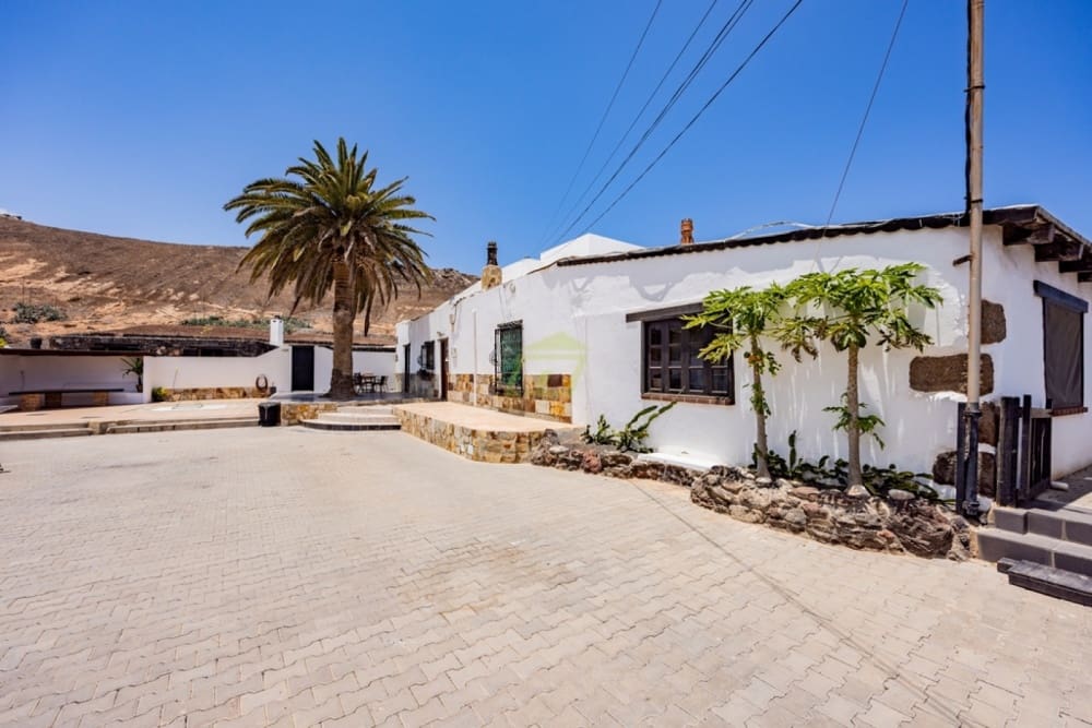 7 sovrum Villa till salu i Tinajo med pool - 895 000 € (Ref: 9458464)