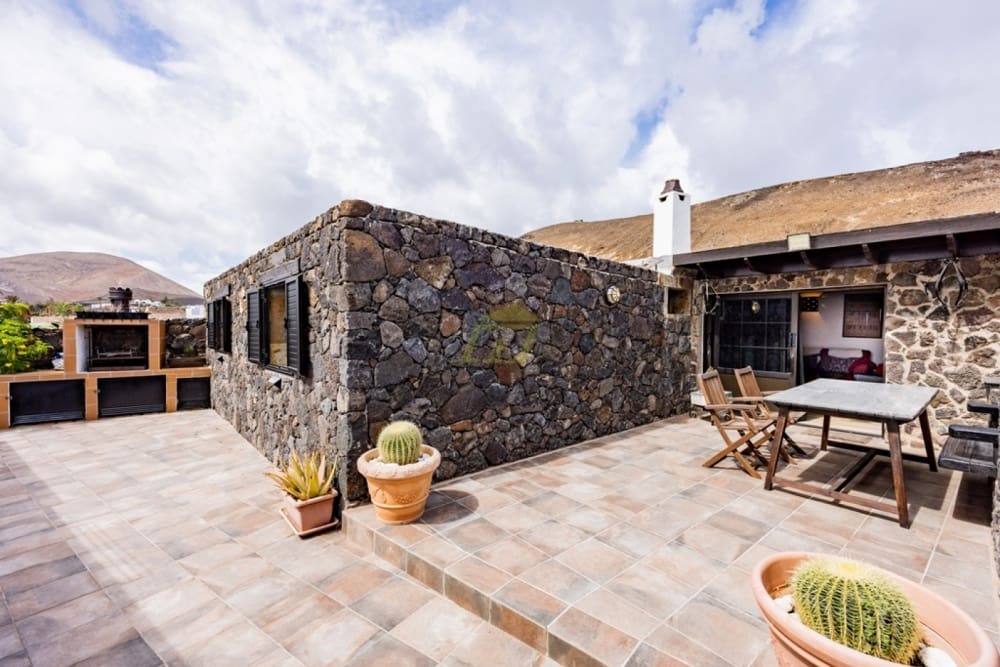 7 sovrum Villa till salu i Tinajo med pool - 895 000 € (Ref: 9458464)