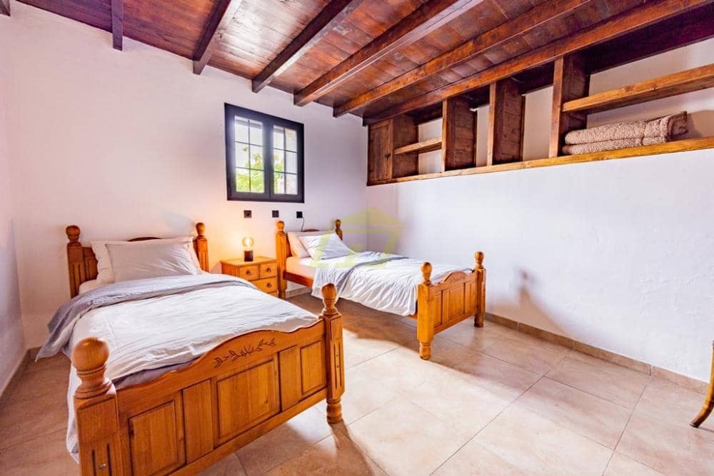 Chalet de 7 habitaciones en Tinajo en venta con piscina - 895.000 € (Ref: 9458464)