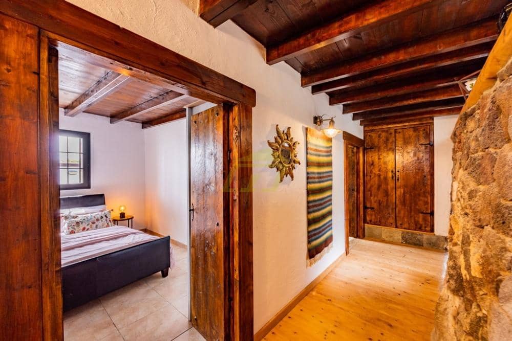 Chalet de 7 habitaciones en Tinajo en venta con piscina - 895.000 € (Ref: 9458464)