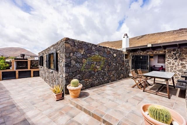 7 bedroom Villa for sale in Tinajo with pool - € 895,000 (Ref: 9458464)