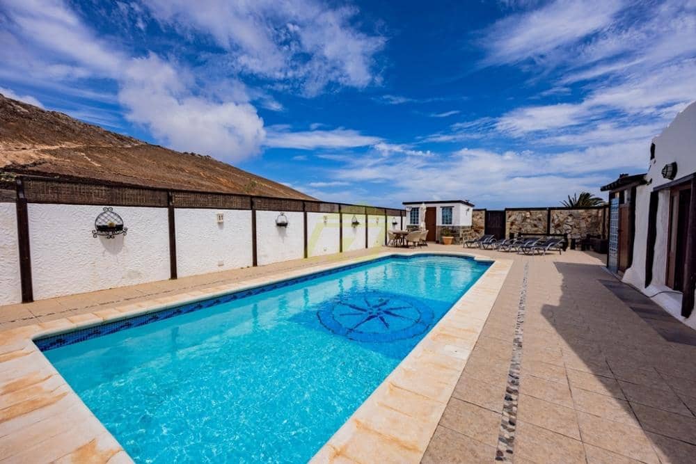 Chalet de 7 habitaciones en Tinajo en venta con piscina - 895.000 € (Ref: 9458464)